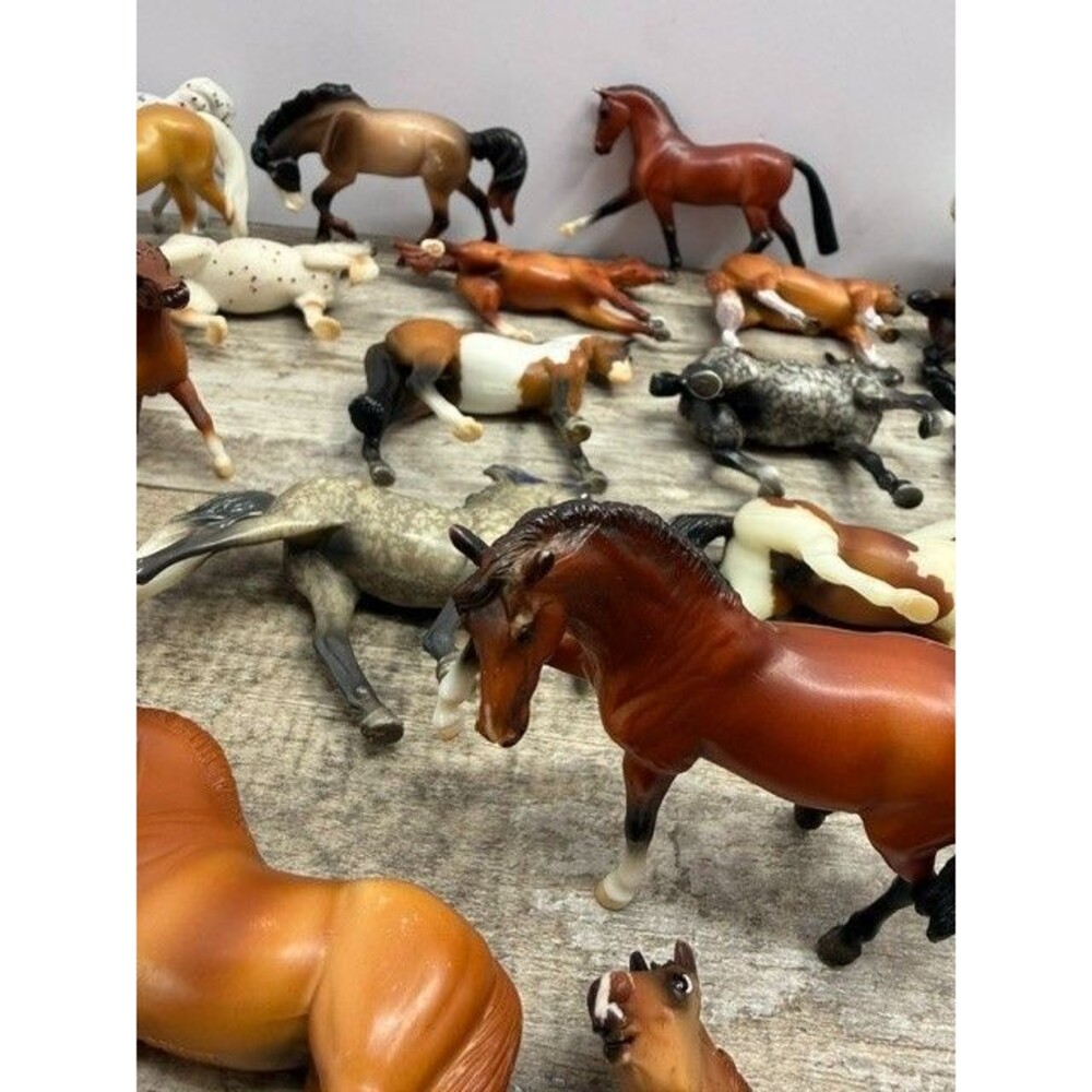 Huge Lot Of 44 Breyer Reeves Horses Stablemates 1/32 Assorted - Picture 3 of 10